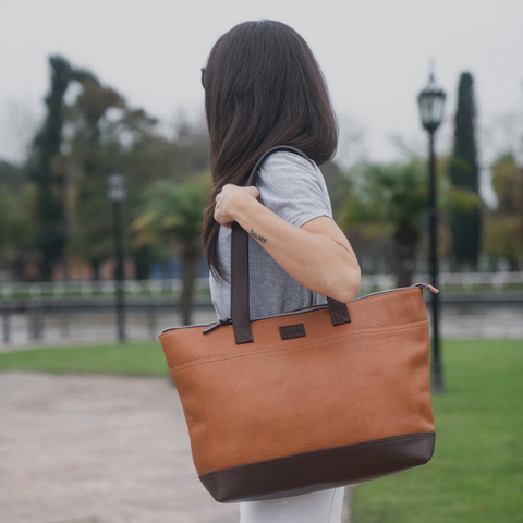 Cartera Grand Tote - Cuero Bourbon & Chocolate