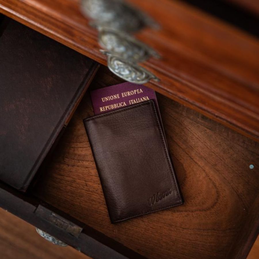 Porta pasaportes de cuero chocolate - Wikuna  - Viajes y negocios