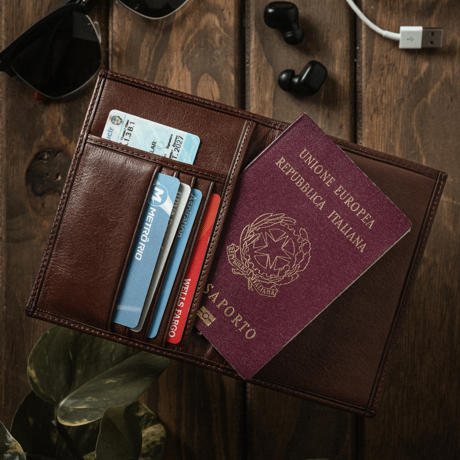 Porta pasaportes slim de cuero chocolate - Wikuna Originals - para viajes de negocios